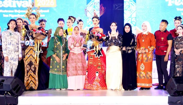 Dari Banyuwangi hingga Bojonegoro, Adu Pesona di Fashion Show Batik Evening Gown