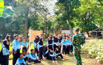 Demo Pencak Silat Militer Bikin Siswa SDN Ngorogunung 2 Bojonegoro Takjub