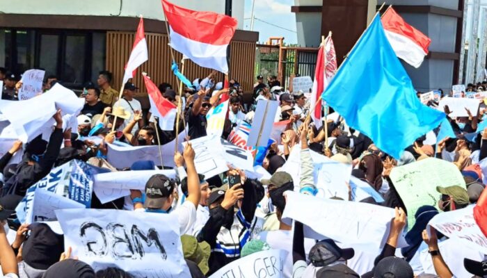 MBG Jangan Dihapus, Ribuan Massa Sampaikan Empat Tuntutan ke DPRD Bojonegoro