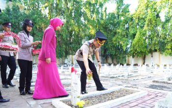 Pesan Menyentuh Kapolres Bojonegoro Saat Ziarah Makam Pahlawan