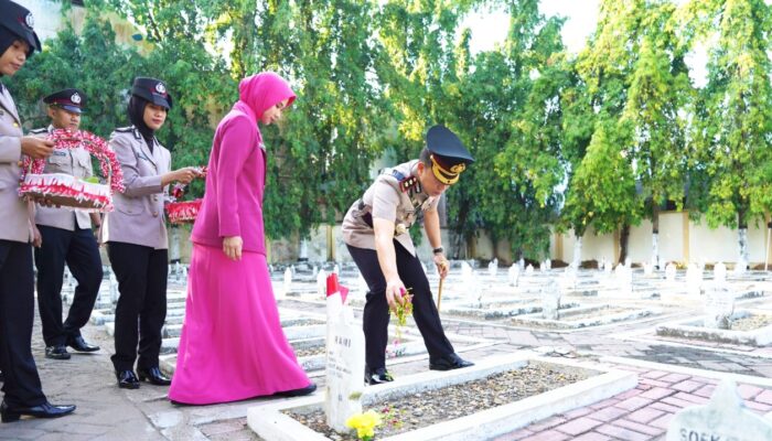 Pesan Menyentuh Kapolres Bojonegoro Saat Ziarah Makam Pahlawan