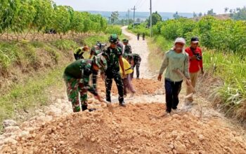 Babinsa, Brigif dan Warga Bersatu Perbaiki Jalan Desa Bubulan Bojonegoro