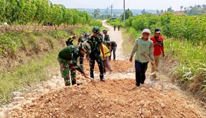Babinsa, Brigif dan Warga Bersatu Perbaiki Jalan Desa Bubulan Bojonegoro