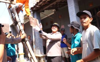 Polri untuk Rakyat, Polres Lamongan Bedah Rumah dan Bagikan Bantuan Sosial