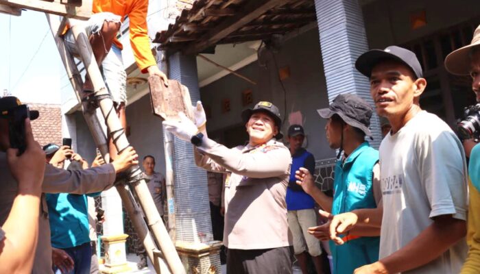 Polri untuk Rakyat, Polres Lamongan Bedah Rumah dan Bagikan Bantuan Sosial