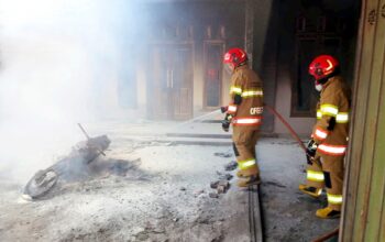 Api Mendadak Berkobar Saat Sedot Bensin, Motor dan Rumah Warga Kedungadem Bojonegoro Terbakar