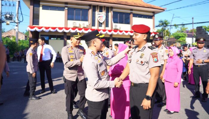 79 Personel Polres Bojonegoro Terima Kenaikan Pangkat, Ada Tradisi Siram Air