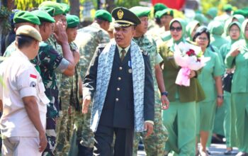 Tradisi Pedang Pora Iringi Perpisahan Dua Danramil, Momen Haru di Kodim Lamongan