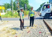 Terobos Perlintasan Kereta, Pengendara Scoopy Luka-Luka di Lamongan