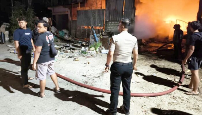 Gudang Rosokan di Lamongan Terbakar, Aksi Cepat Polisi dan Damkar Cegah Bencana Lebih Besar