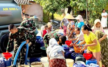 Yonif TP-885 BP Turun Tangan Bantu Warga Bakulan Bojonegoro Hadapi Krisis Air Bersih