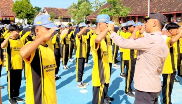 Tanamkan Disiplin Sejak Dini, Siswa SMKN 1 Sugihwaras Bojonegoro Digembleng PBB