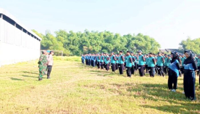 Tanamkan Disiplin Sejak Dini, Polisi Latih PBB Siswa SMPN 1 Kanor Bojonegoro