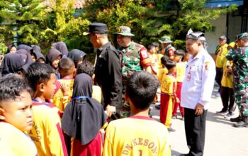 Siswa SDN Kesongo Sambut Personel TMMD 129 Bojonegoro, Suasana Penuh Keakraban