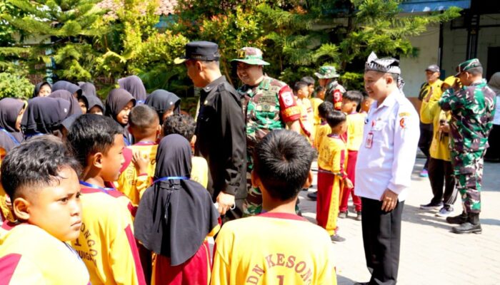 Siswa SDN Kesongo Sambut Personel TMMD 129 Bojonegoro, Suasana Penuh Keakraban