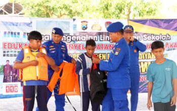Satpolairud Lamongan Ajarkan 5 Teknik Penyelamatan Air kepada Santri