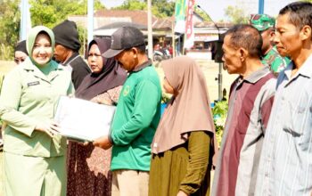 Tak Hanya TNI, Persit Juga Bergerak Sukseskan TMMD 129 Bojonegoro