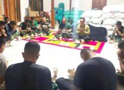 Tak Hanya Bangun Jalan, Satgas TMMD 129 Bojonegoro Juga Bangun Kedekatan dengan Warga