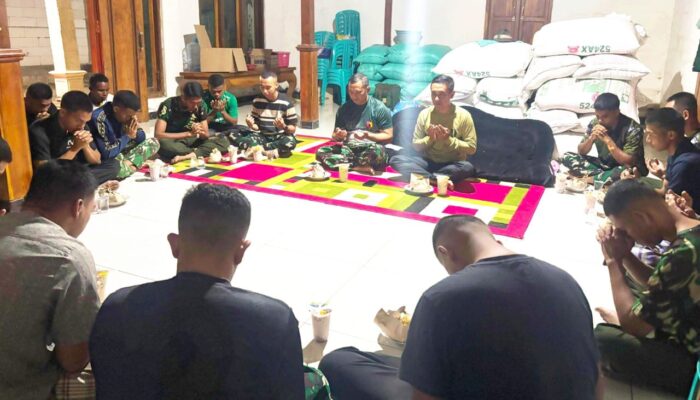 Tak Hanya Bangun Jalan, Satgas TMMD 129 Bojonegoro Juga Bangun Kedekatan dengan Warga