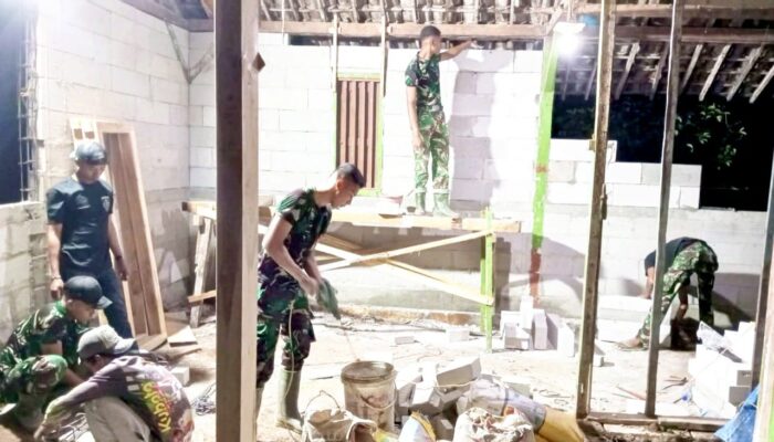 TMMD 129 Bojonegoro Kebut Renovasi RTLH, Prajurit TNI Lembur Bersama Warga