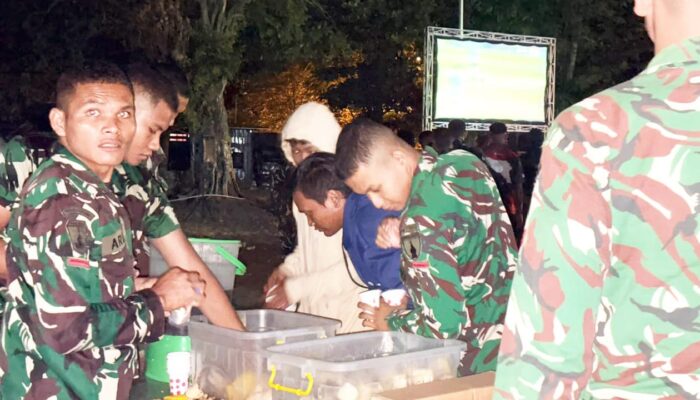 Yonif TP 885 Sajikan Kopi Gratis dan Hiburan Musik Saat Nobar Final Piala Dunia