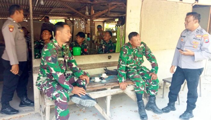 Warung Kopi Pak Yon Panen Rezeki Berkat Kehadiran Satgas TMMD 129 Bojonegoro