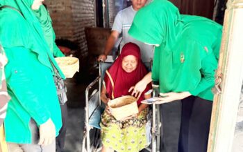 Persit Yonif TP 885 Belibis Putih Tebar Kepedulian, Warga Bojonegoro Sekitar Markas Terima Bantuan Telur