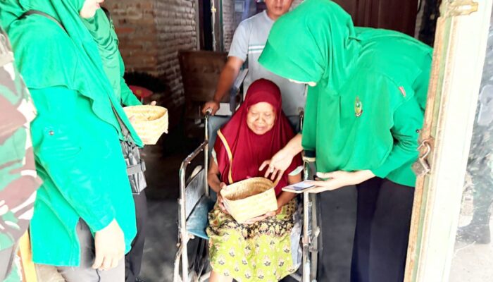 Persit Yonif TP 885 Belibis Putih Tebar Kepedulian, Warga Bojonegoro Sekitar Markas Terima Bantuan Telur