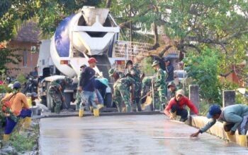 Satgas TMMD 129 Bojonegoro Pacu Pembangunan Jalan Cor 550 Meter di Kesongo