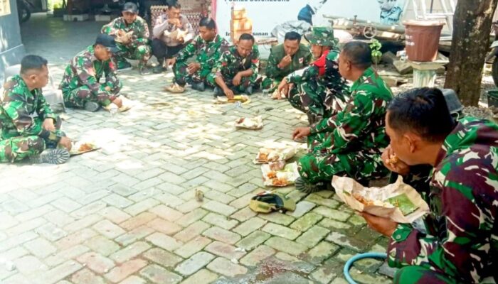 Makan Lesehan di Tengah Pekerjaan, Satgas TMMD Bojonegoro Perkuat Soliditas Tim