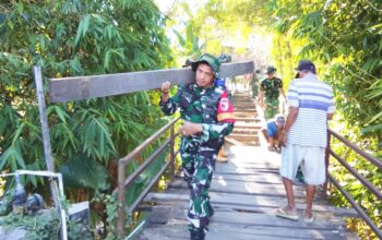 Babinsa Kesongo Angkat Material Jembatan, Kobarkan Semangat Gotong Royong di TMMD Bojonegoro