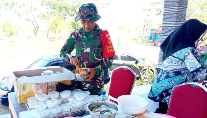 Lettu Purnomo Belajar Bikin Donat Bersama Warga, Suasana TMMD Bojonegoro Makin Akrab