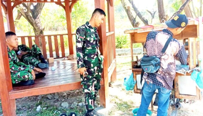 Satgas TMMD 129 Bojonegoro Borong Bakso Pak Sholeh, Pedagang Keliling Ketiban Rezeki