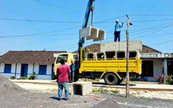 Satgas dan Warga Kompak, Material Drainase TMMD Bojonegoro Tiba di Lokasi