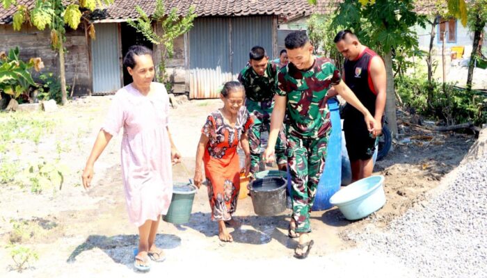 TMMD 129 Bojonegoro Hadirkan Harapan, TNI Antar Air Bersih hingga Pintu Rumah Warga