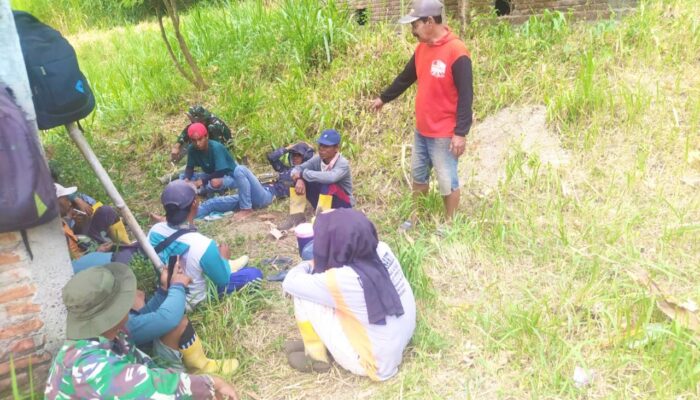Suasana Akrab Warnai TMMD 129 Bojonegoro, TNI, Perangkat Desa dan Warga Bercengkerama di Lokasi