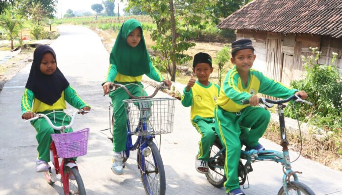 Senyum Anak-Anak Kesongo Jadi Bukti Nyata Manfaat Jalan Cor Beton TMMD 129 Bojonegoro