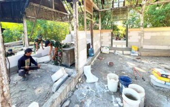 Gotong Royong Tanpa Henti, Satgas TMMD 129 Bojonegoro Percepat Rehab Rumah Mbah Kardo