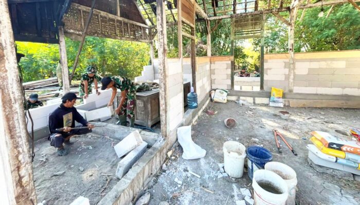 Gotong Royong Tanpa Henti, Satgas TMMD 129 Bojonegoro Percepat Rehab Rumah Mbah Kardo