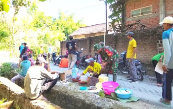 Makan Bersama Jadi Simbol Kebersamaan di TMMD 129 Bojonegoro, Semangat Gotong Royong Makin Kuat