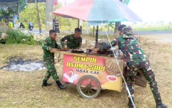Aksi Satgas TMMD 129 Bojonegoro Bantu Bu Kartini Dorong Gerobak, Tuai Apresiasi Warga