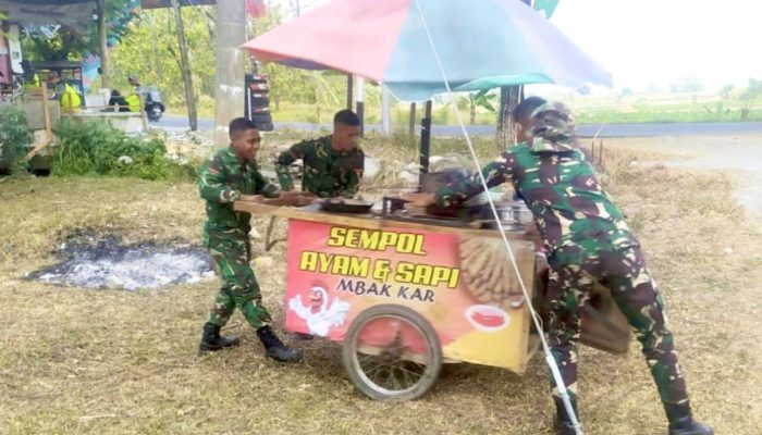 Aksi Satgas TMMD 129 Bojonegoro Bantu Bu Kartini Dorong Gerobak, Tuai Apresiasi Warga