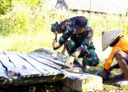 Satgas TMMD 129 Bojonegoro Bantu Lansia Perbaiki Jembatan Kayu