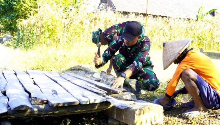 Satgas TMMD 129 Bojonegoro Bantu Lansia Perbaiki Jembatan Kayu
