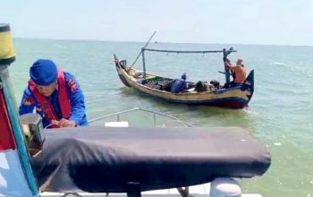 Dramatis, Kapal Nelayan Mogok di Tengah Laut, Satpolairud Lamongan Kirim 35 Liter Solar