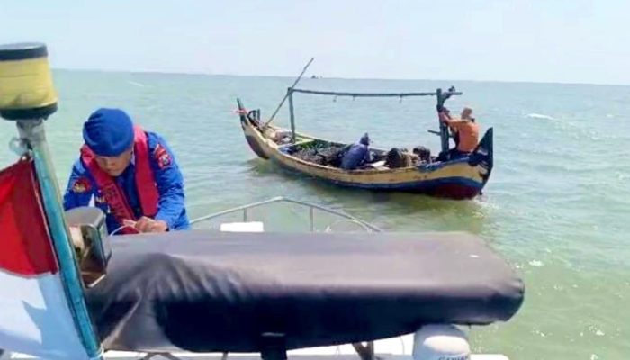Dramatis, Kapal Nelayan Mogok di Tengah Laut, Satpolairud Lamongan Kirim 35 Liter Solar