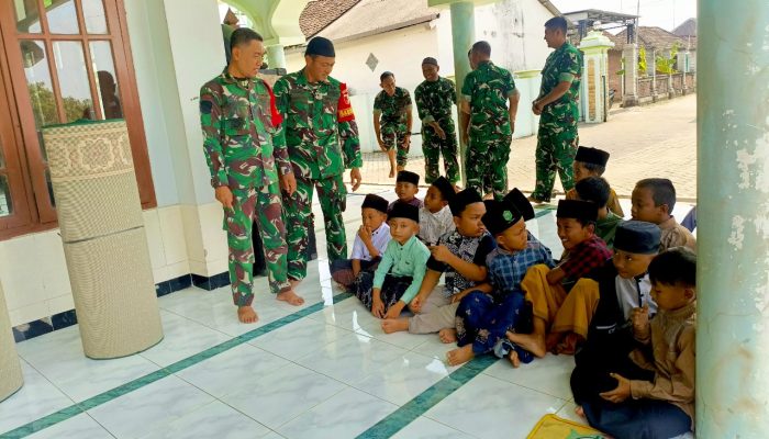 TMMD Bojonegoro Pererat Kemanunggalan TNI dan Rakyat, Satgas Akrab dengan Anak-Anak Desa Kesongo