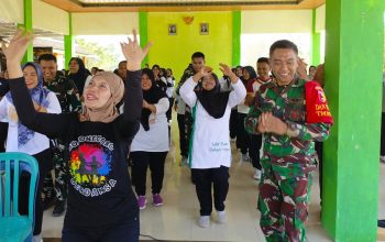 TNI dan Emak-Emak Kesongo Kompak Line Dance, Suasana TMMD Bojonegoro Makin Meriah