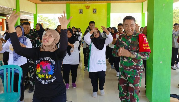 TNI dan Emak-Emak Kesongo Kompak Line Dance, Suasana TMMD Bojonegoro Makin Meriah