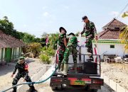 TMMD ke 129 Bojonegoro Peduli Kemarau, Babinsa dan Satgas Antar Air Bersih ke Rumah Warga